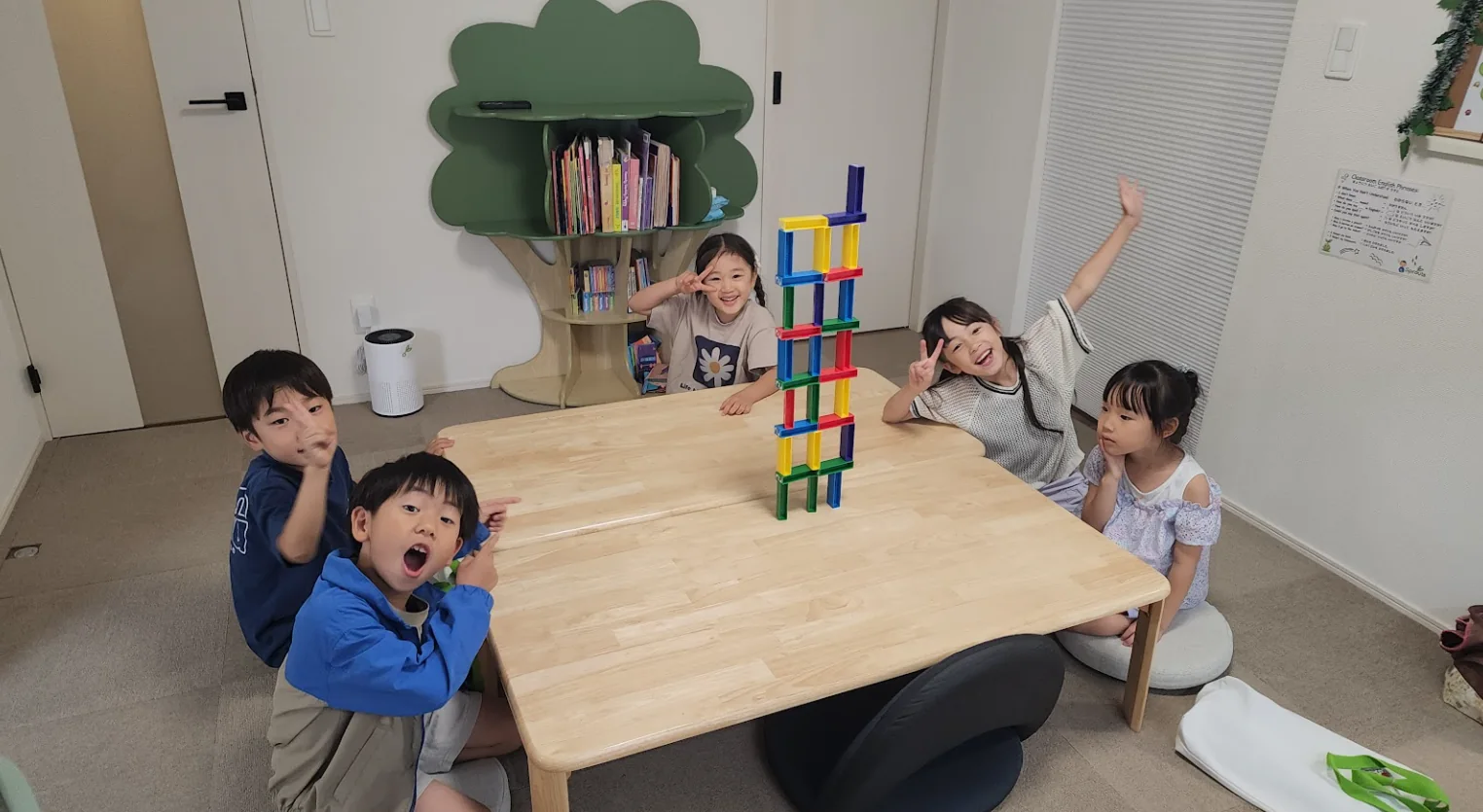 子どもたちが達成感のあるゲーム活動を終えて、リラックスした雰囲気で笑顔を見せている様子