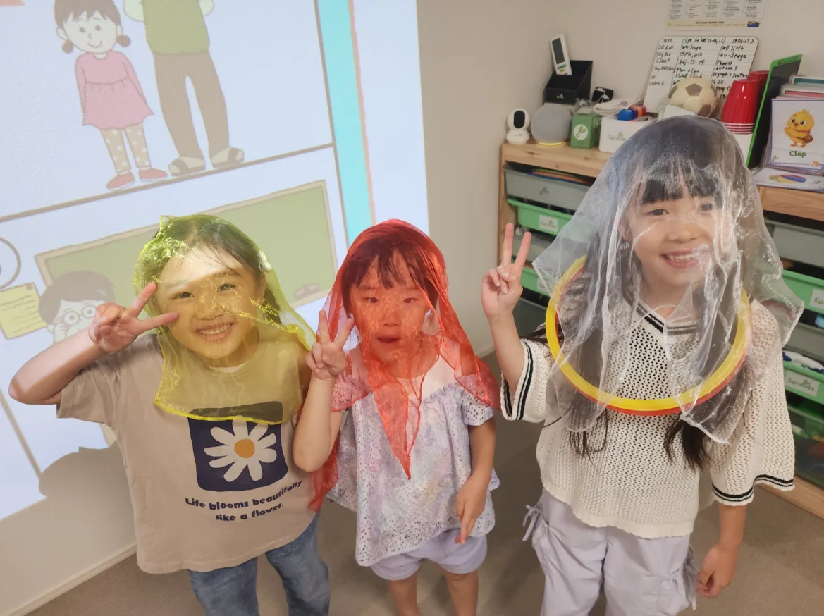 子どもたちが遊び心のある活動を通して楽しそうに参加し、自信を見せている様子