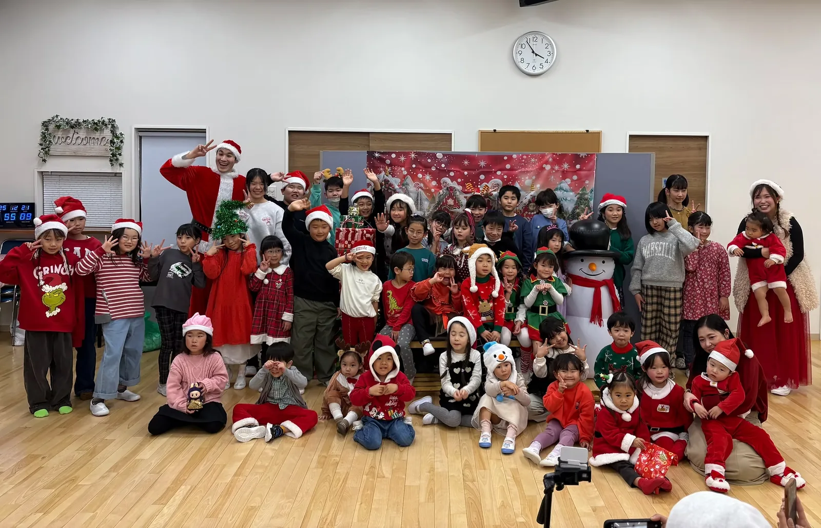 Sproutsのクリスマスイベントに参加する子どもたちと先生、家族