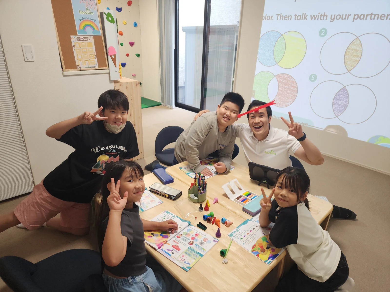 先生と子どもたちが一緒に学ぶSproutsのグループレッスン風景