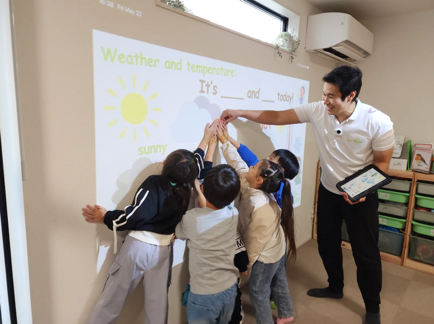 先生と子どもたちが天気の英語表現を使って小学校英語につながる活動をしている様子