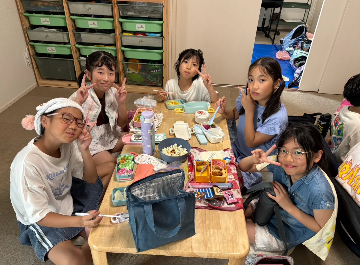 Sproutsで友だちと一緒に食事を楽しむ子どもたち