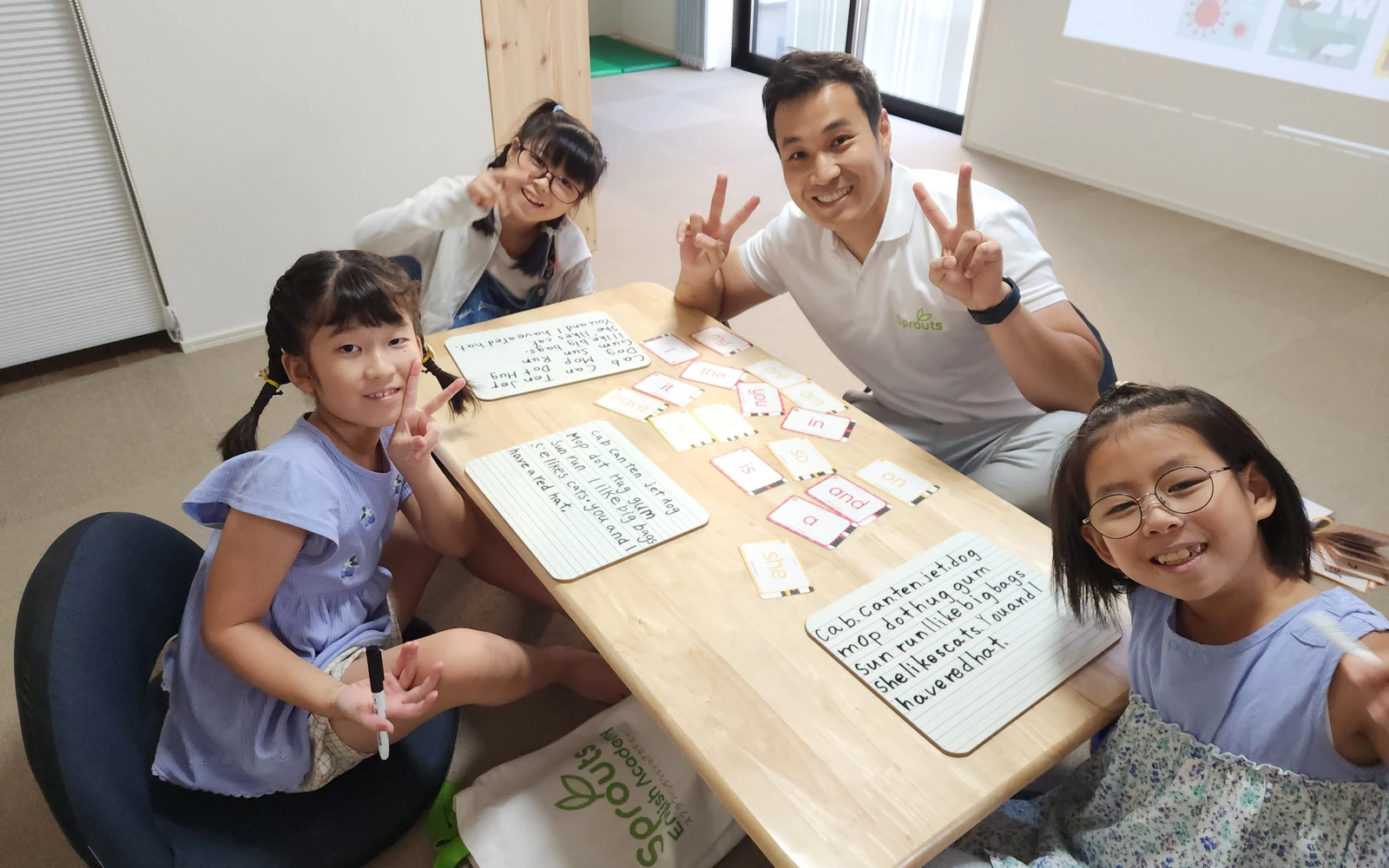 英語カードやホワイトボードを使ってフォニックスと英文づくりを学ぶ子どもたち