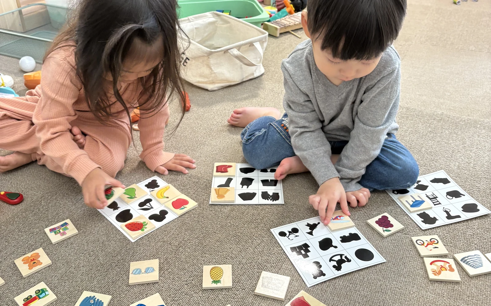 幼児が絵カードやおもちゃを使って英語に楽しく触れるSproutsのレッスン風景